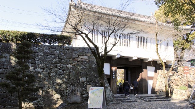 犬山城・鉄門は本丸を守る厳重な櫓門。現在の門はRC造の模擬門