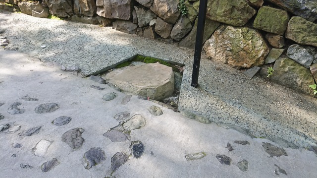 犬山城黒門の南側の礎石