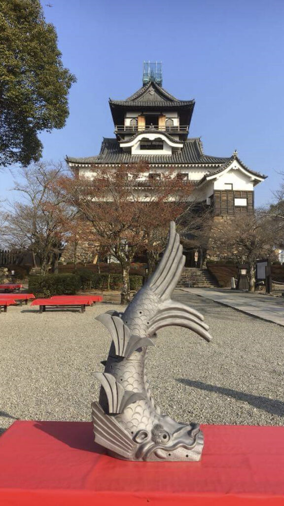 犬山城天守に上げられる直前のしゃちほこ