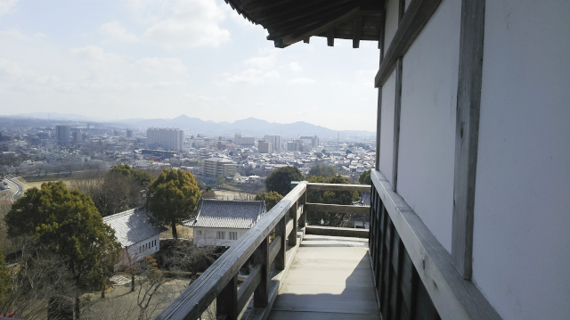 犬山城天守の廻縁と高欄から見える景色