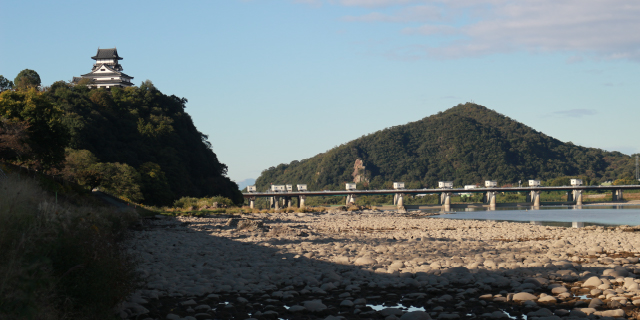 当時の木曽川は写真のように川原石がゴロゴロしていたと思われる。